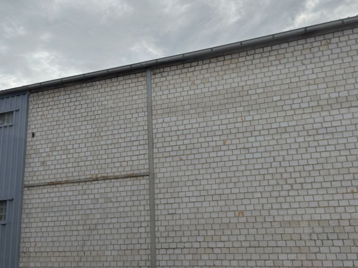 Dasselbe Fenster nach der Reinigung, die Scheibe ist klar