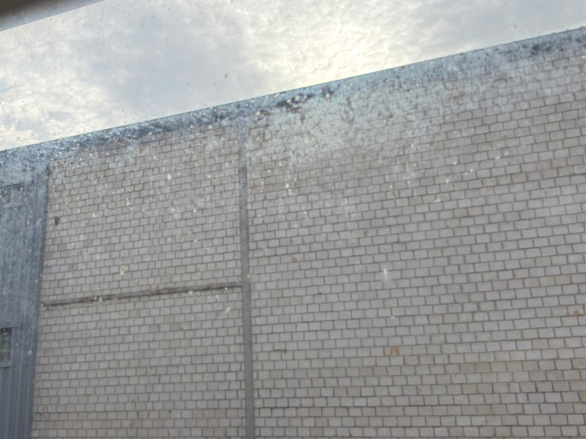 Ein Fenster mit deutlichen Wasserflecken und Schlieren auf der Scheibe