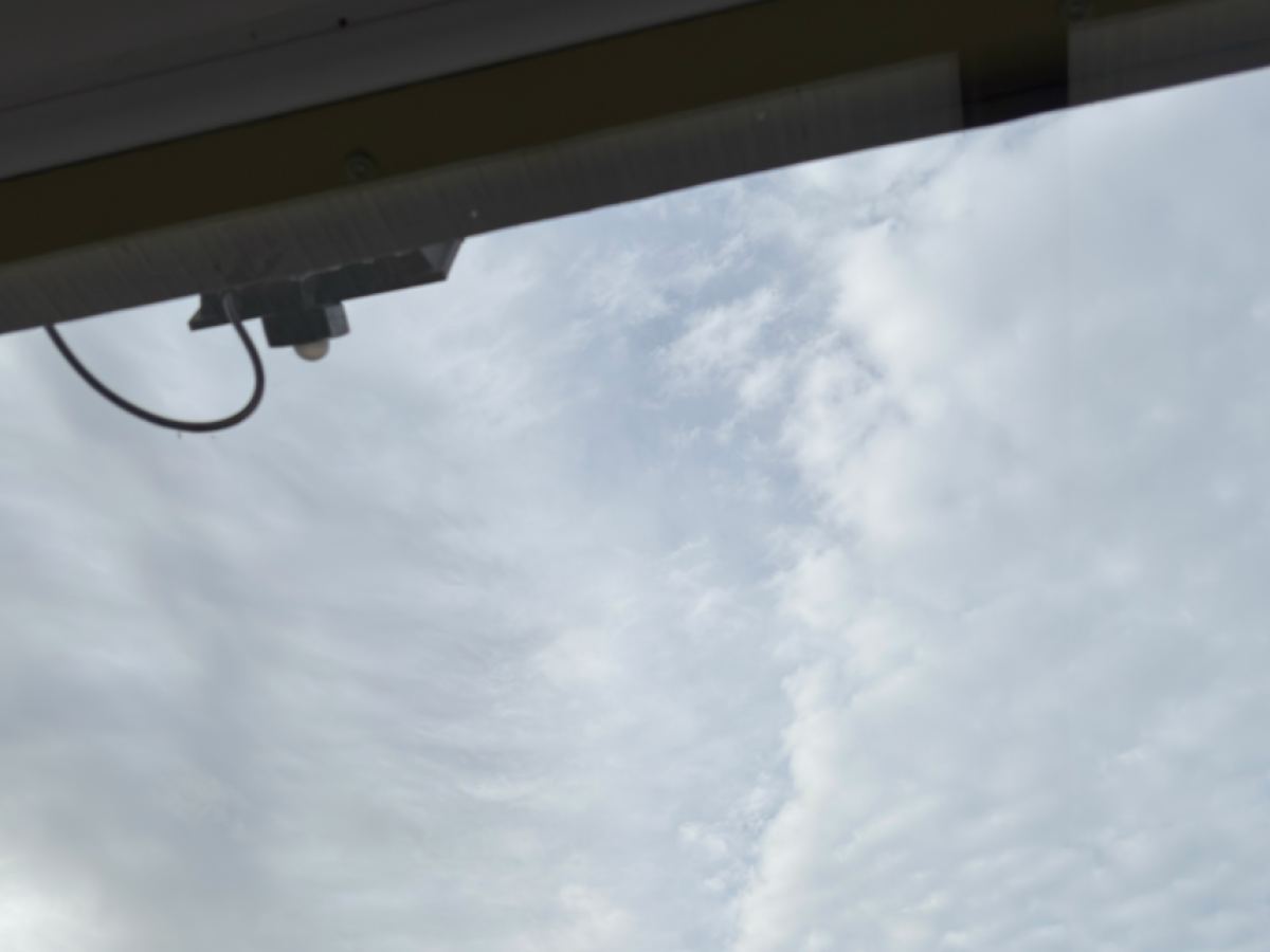 Dasselbe Dachfenster nach der Reinigung
