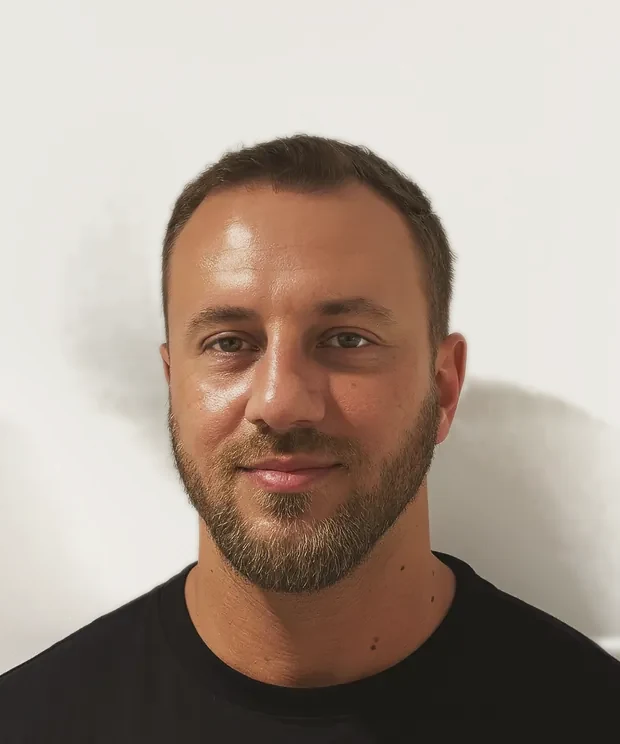 Vitalij Schmidt, Inhaber, vor einer hellen Wand